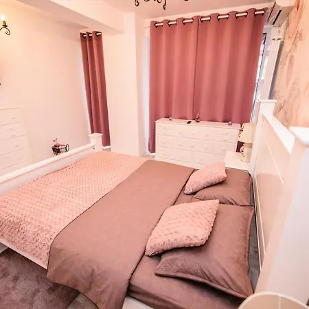 Lotus Viggo Apartament * 마마이아